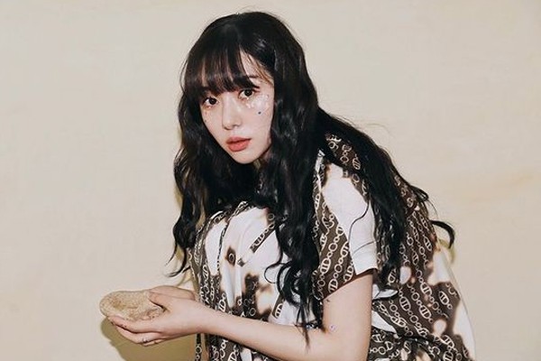 A cantora e atriz Kwon Mina (Foto: Reprodução / Instagram)
