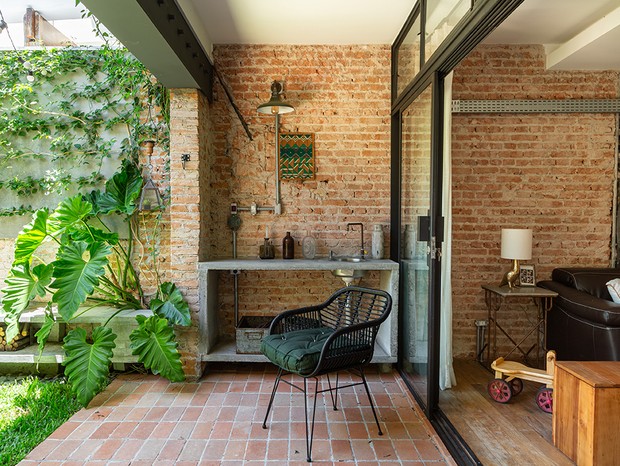 Casa dos anos 1950 em SP transforma garagem em jardim exuberante (Foto: Manuel Sá @omanuelsa  / Divulgação)