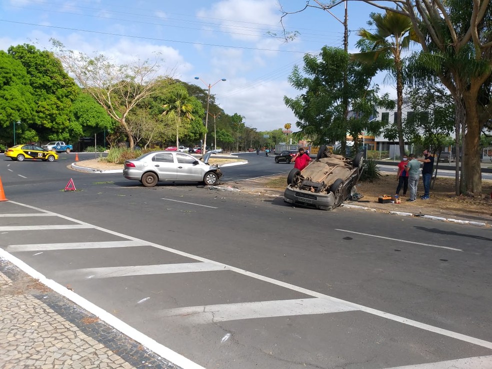 Avenida Raul Lopes ficou parcialmente interditada após colisão no local. — Foto: Francisco Lima/TV Clube