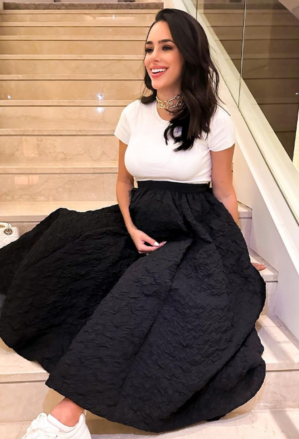 Bruna Biancardi mostra look com ombros e joelhos cobertos na Arábia Saudita — Foto: Reprodução
