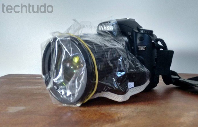 Plástico transparente amassado preso à lente da câmera (Foto: Raquel Freire/TechTudo)
