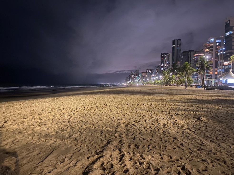 Praia de Boa Viagem, na Zona Sul do Recife, fica vazia na última noite de 2020 — Foto: Pedro Alves/G1