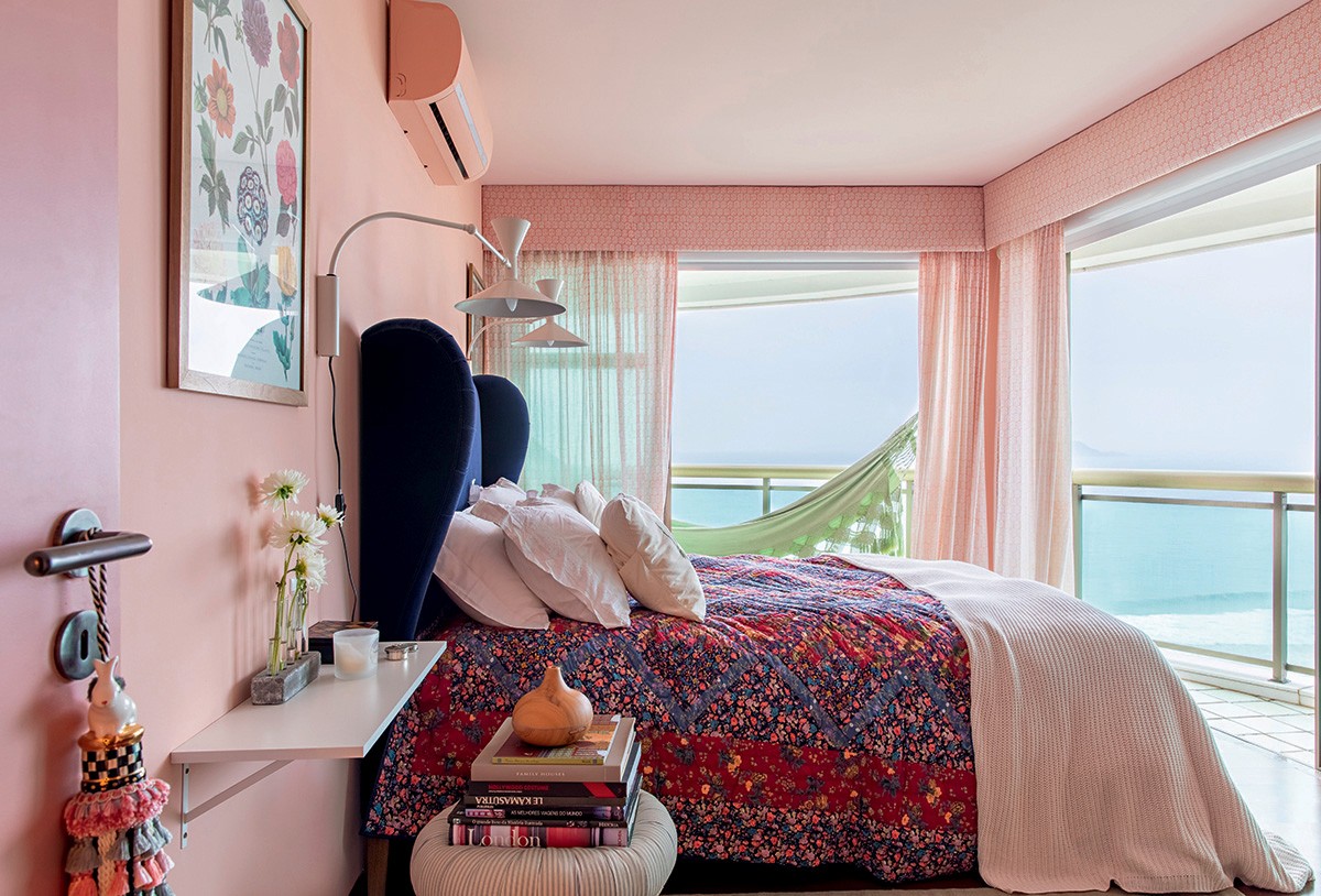 QUARTO | A cama e o sofá rosa do quarto são da Sofa.com, uma loja londrina (Foto: Maíra Acayaba / Editora Globo)