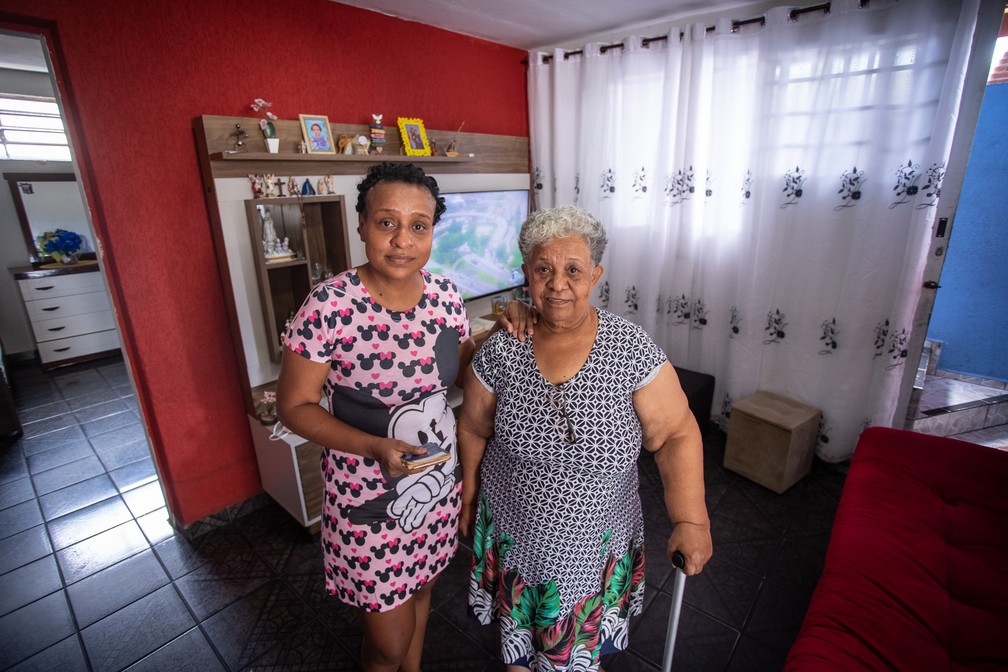Cleide passou a contar com a ajuda da mãe para fechar as contas após ficar desempregada — Foto: Fábio Tito/g1
