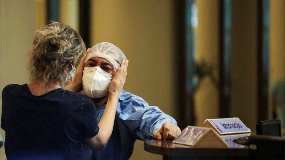 Fauci aponta que o Brasil passa por uma situação muito 'infeliz' — Foto: Reuters via BBC