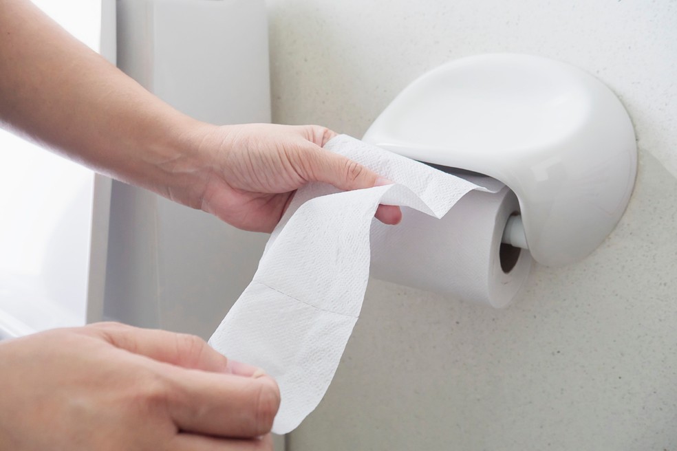 O ideal é lavar a região com uma ducha, usando papel higiênico apenas para secar. — Foto: Reprodução/Freepik