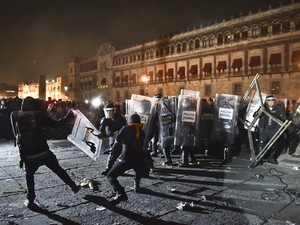 Grupo entra em conflito com a polícia próximo ao palácio do governo mexicano. Presidente é pressionado em meio ao desaparecimento de 43 jovens  (Foto: YURI CORTEZ/AFP)
