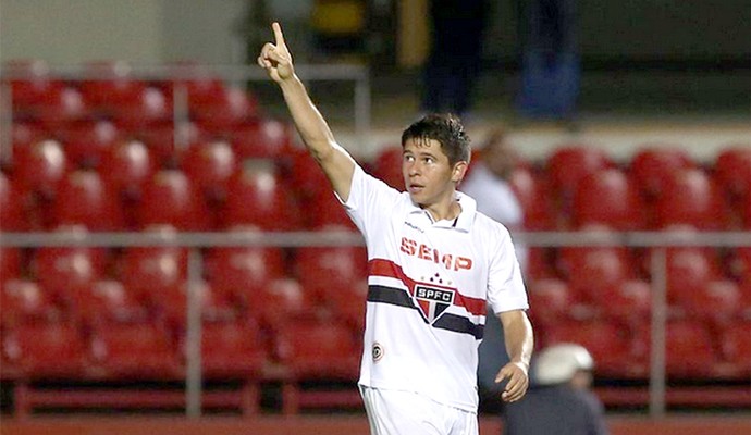 Tímidos fora de campo, Osvaldo e Luciano querem ousar no clássico