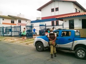 Delegado morre após ser baleado na frente de casa, em Lauro de Freitas (Foto: Henrique Mendes/G1)