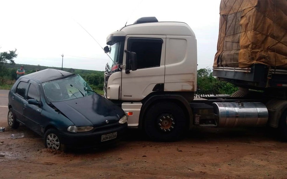Batida entre caminhão e carro na BR-418, após queda de árvore no sul da Bahia — Foto: Divulgação/PRF