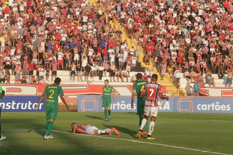 Caio Dantas vai ao chÃ£o na partida contra o CuiabÃ¡ (Foto: Matheus Urenha/A Cidade)