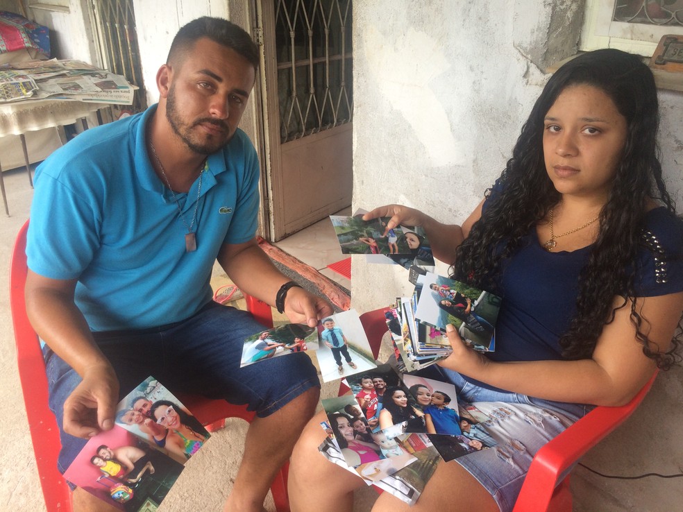 Pais de Diogo Vinicio mostram as fotos do filho, reveladas apÃ³s a morte da crianÃ§a â€” Foto: Patricia Teixeira/G1