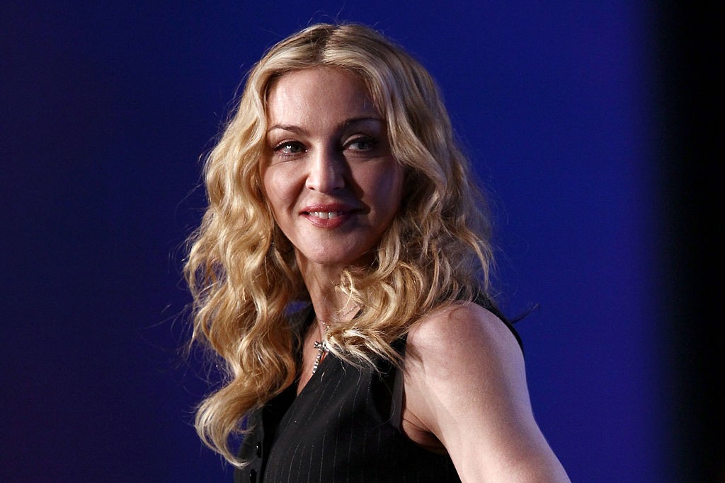 INDIANAPOLIS, IN - FEBRUARY 02:  Singer Madonna looks on on during a press conference for the Bridgestone Super Bowl XLVI halftime show at the Super Bowl XLVI Media Center in the J.W. Marriott Indianapolis on February 2, 2012 in Indianapolis, Indiana.  (P (Foto: Getty Images)
