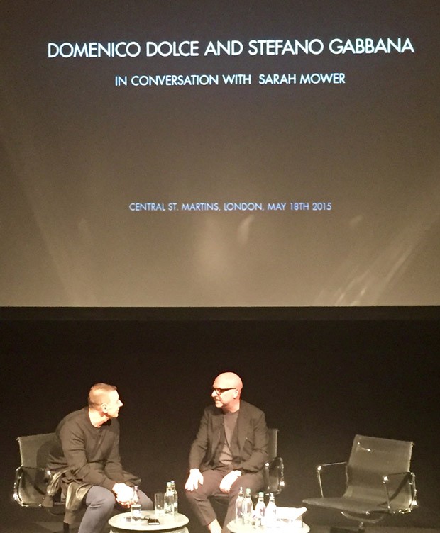 Domenico and Stefano in conversation with Sarah Mower at London’s Central Saint Martins (Foto: Divulgação)