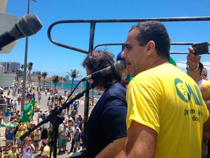 Manifestantes a favor do impeachment de Dilma no Farol da Barra, em Salvador (Foto: Juliana Almirante/G1)
