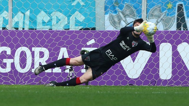 PORTO ALEGRE - RS - 24/07/2016 - BRASILEIRO A 2016, GREMIO X SAO PAULO -  Jogador Bolanos do Gremio disputa lance com jogador Wesley do Sao Paulo  durante partida pelo Campeonato Brasileiro