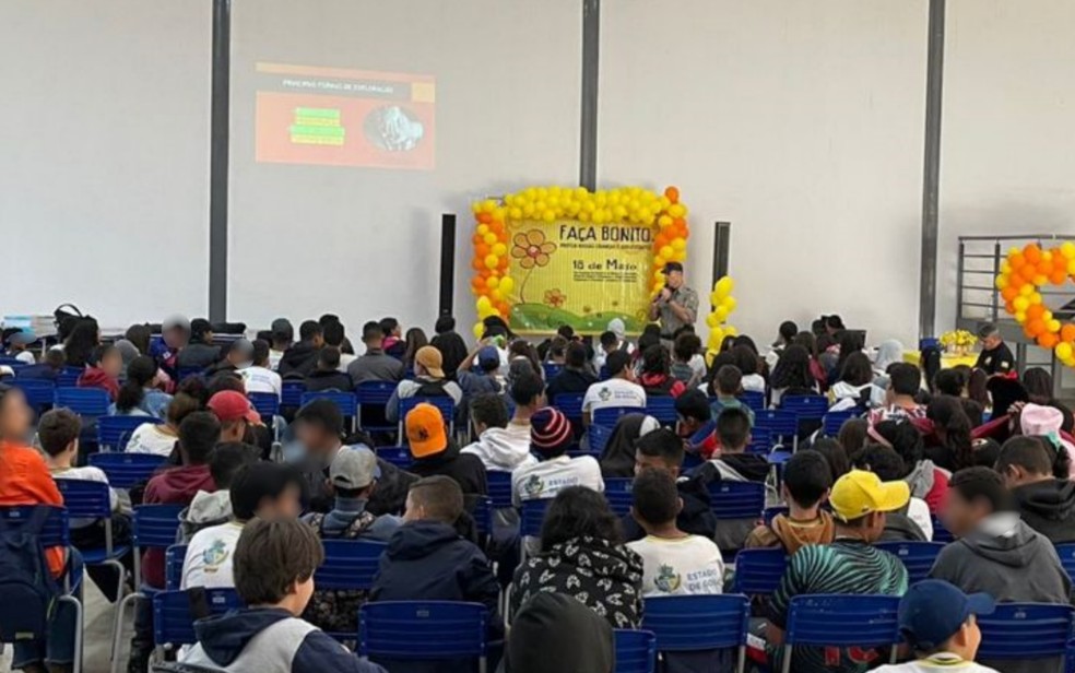 Uma das palestras em uma escola de Campo Limpo de Goiás — Foto: Divulgação/PM GO