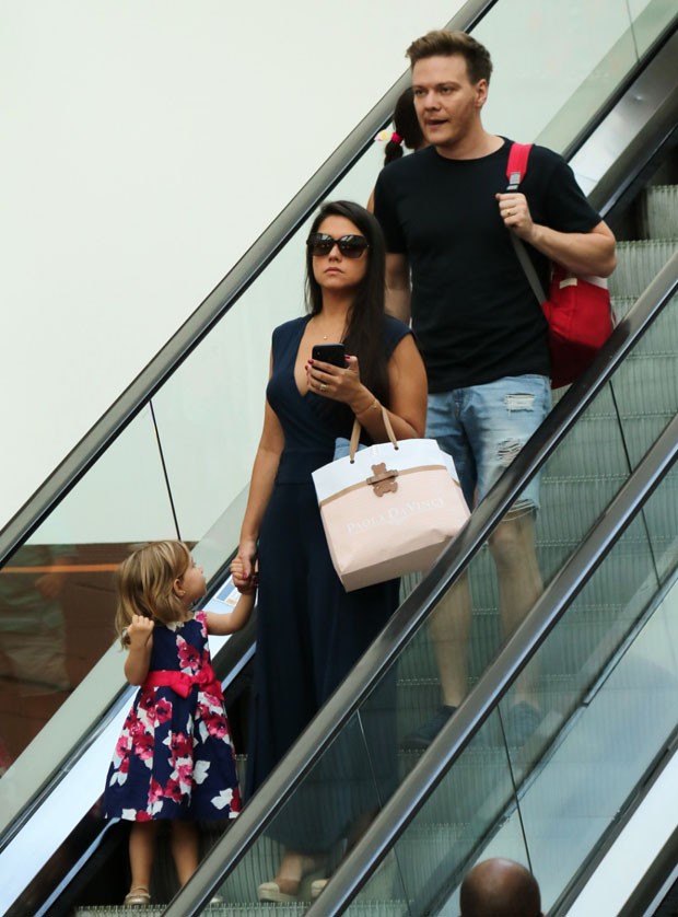 Michel Teló e Thais Fersoza levam filhos ao shopping (Foto: Fabio Moreno/Agnews)
