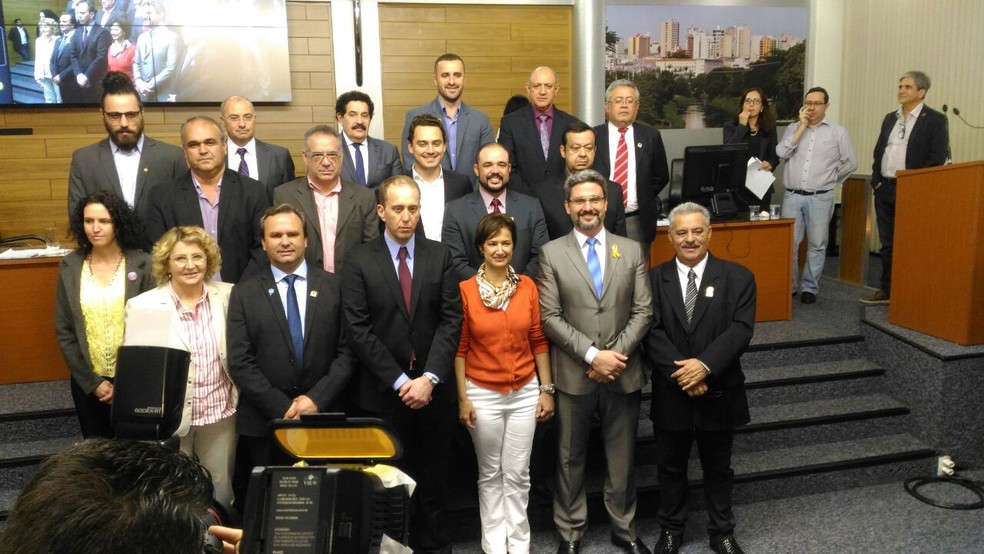 Vereadores tiram primeira foto oficial com a nova prefeita, Jaqueline Coutinho (Foto: Eduardo Ribeiro Jr./G1)