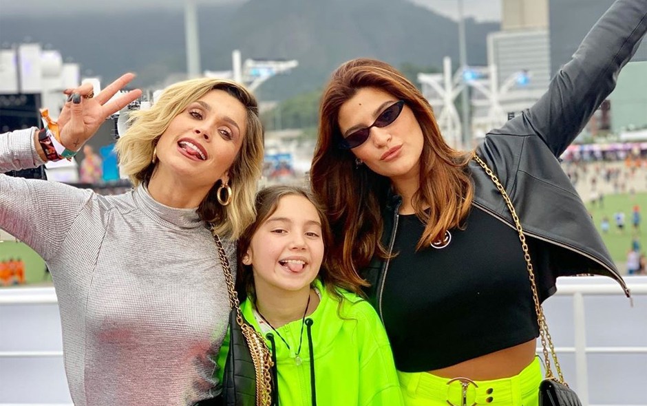 Flávia Alessandra brilha muito com as filhas em look neon no Rock