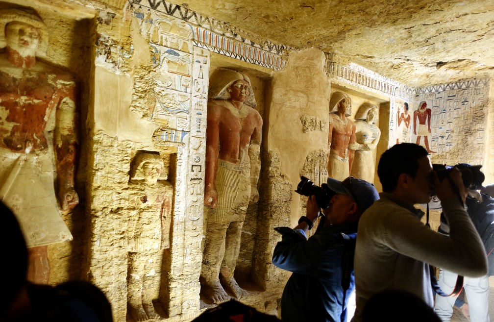 Fotógrafos filmam dentro do túmulo da Purificação Real do Sacerdote durante o reinado do Rei Nefer Ir-Ka-Re, chamado "Wahtye".  — Foto: AP Photo/Amr Nabil