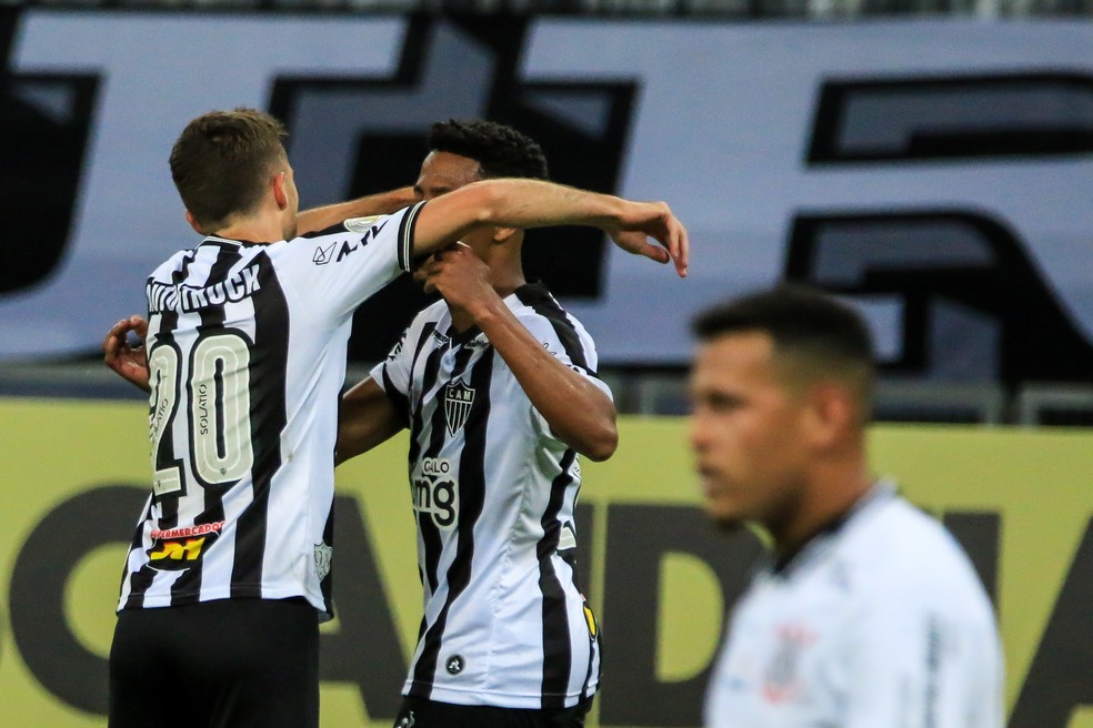 Hyoran e Keno comemoram gol do Atlético-MG contra o Corinthians — Foto: DUDU MACEDO/FOTOARENA/ESTADÃO CONTEÚDO
