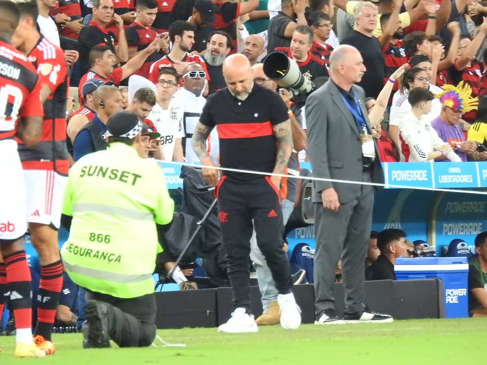 Jorge Sampaoli mostrou-se muito inquieto durante a partida entre Flamengo e &Ntilde;ublense &mdash; Foto: Fred Gomes