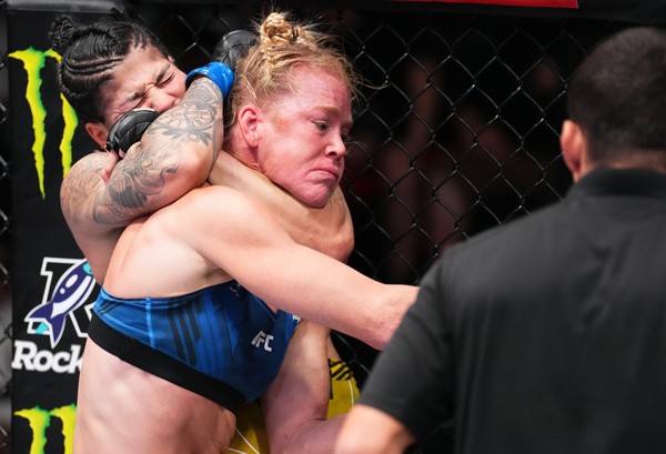 Ketlen Vieira quase finalizou Holly Holm no segundo round — Foto: Getty Images
