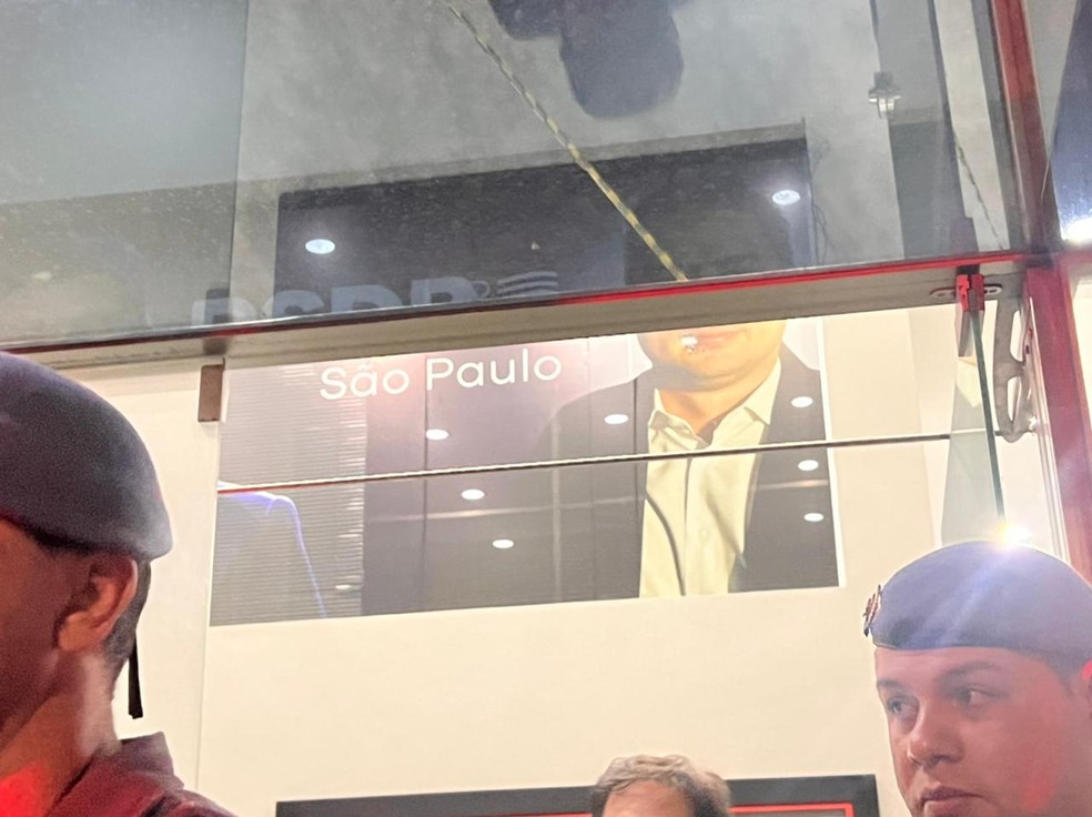 Marca branca na boca do candidato seria do disparo — Foto: Fernanda Elnour/TV Globo