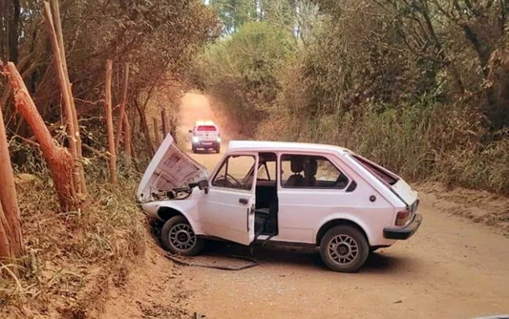 Homem morre após filho de 14 anos capotar carro em estrada na zona rural de Três Pontas, MG