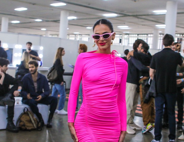 Bruna Marquezine usa vestido pink em evento de moda em SP (Foto: Thiago Duran/Brazil News)