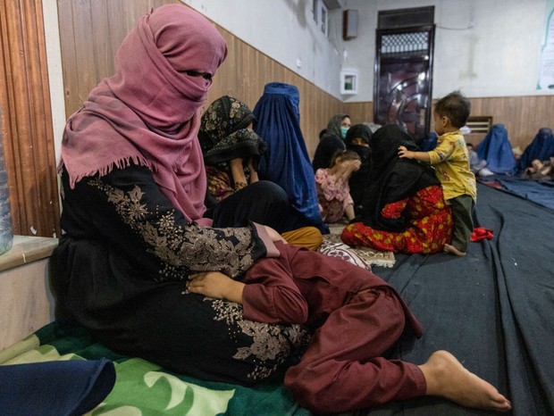 Mulheres e crianças afegãs são deslocadas de todo país para abrigos em Cabul (Foto: Getty Images)