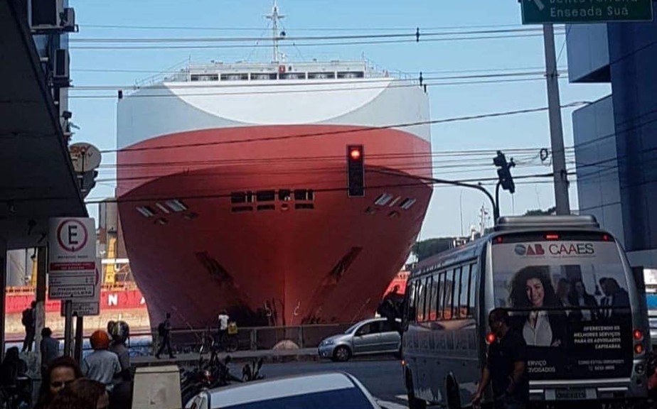 Foto De Navio Invadindo Vitoria Viraliza Na Web E G1 Mostra O Video Da Manobra Veja Espirito Santo G1