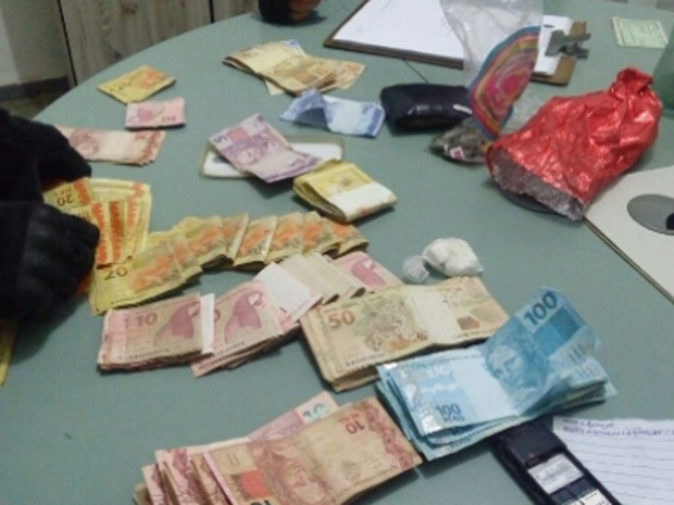 Com o suspeito a polícia encontrou pedra de crack, dois aparelhos celulares, sete chips, R$ 11.600,00 e outros objetos pessoais. (Foto: SSPDS/Divulgação)