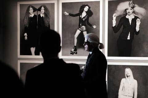 Karl na abertura da exposição "The Little Black Jacket", em 2012   