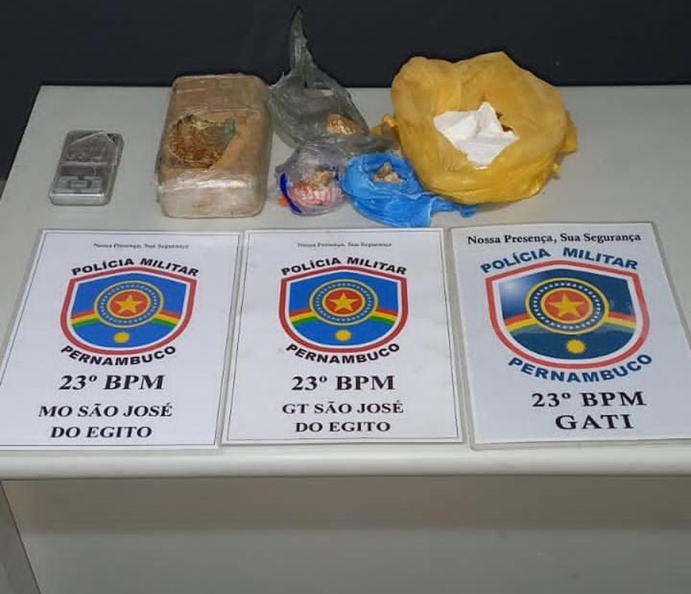 Homem é preso com cocaína e crack em São José do Egito — Foto: Divulgação Policia Militar