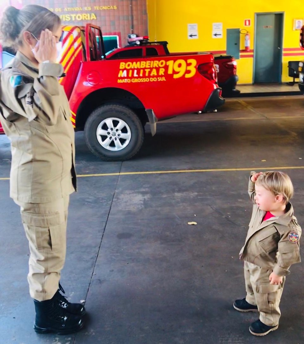 Lorenzo prestando contin&ecirc;ncia na visita ao Corpo de Bombeiros  &mdash; Foto: Yule Moura de Moraes Oliveira