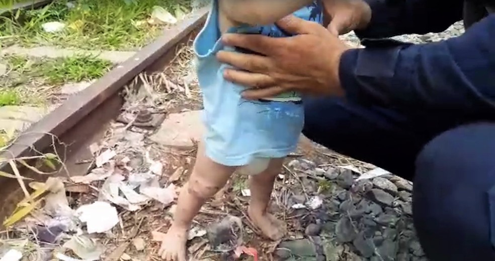 #Brasil: Bebê de um ano deixado sozinho em linha férrea é resgatado em Sorocaba-SP