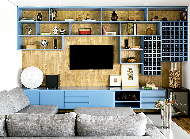 O móvel azul é destaque na sala de TV assinada pela designer de interiores Magda Marconi (Foto: Edu Castello e Maíra Acayaba/ Editora Globo)