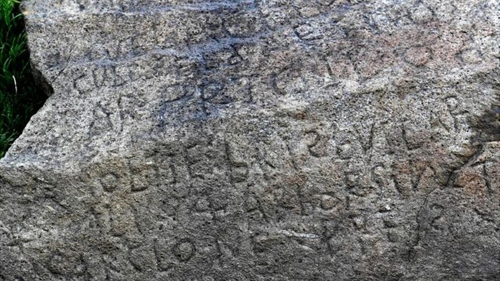 Especialistas franceses ficaram intrigados com esta inscriÃ§Ã£o misteriosa em uma rocha na regiÃ£o da Bretanha â€” Foto: AFP