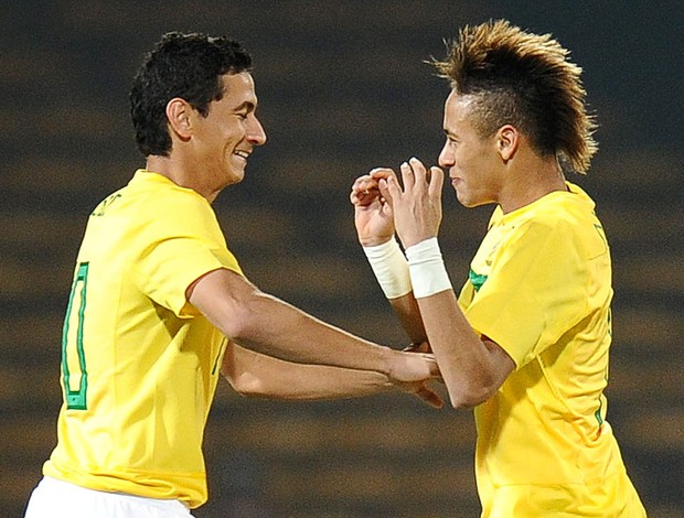 Ganso e Neymar comemoram gol do Brasil  (Foto: AFP)