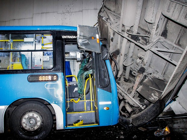acidente com dois ônibus no Rio (Foto: Tiago Sperotto/Futura Press/Estadão Conteúdo)