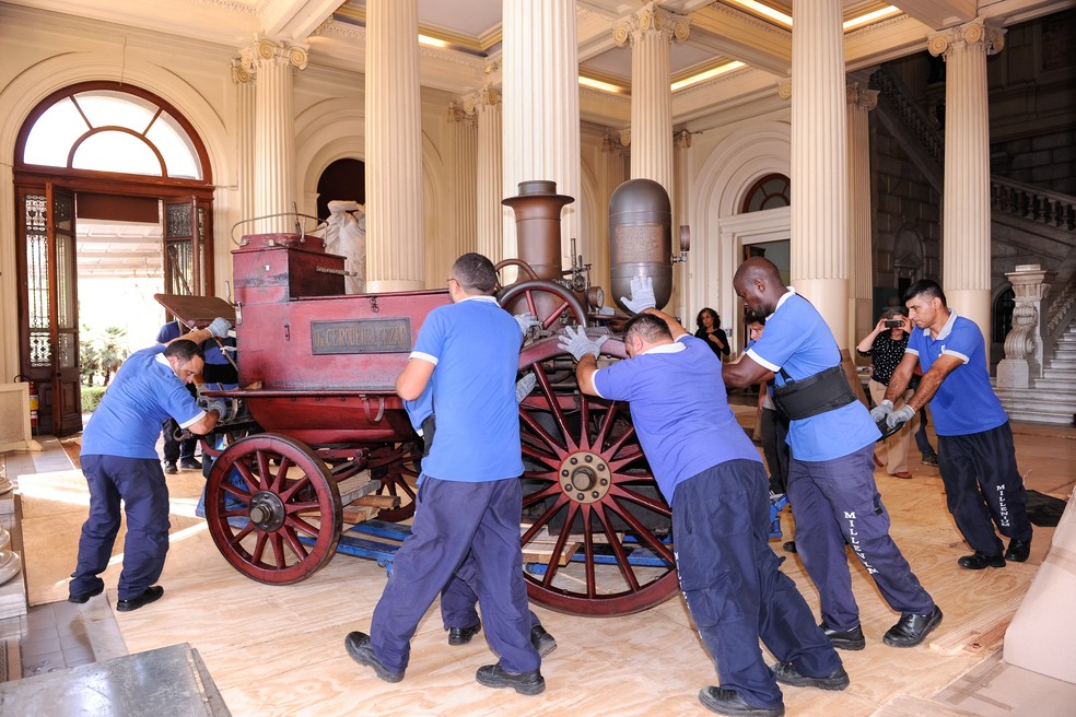 Funcionários retiram veículo do Museu do Ipiranga  (Foto: José Rosael/Museu Paulista da USP)