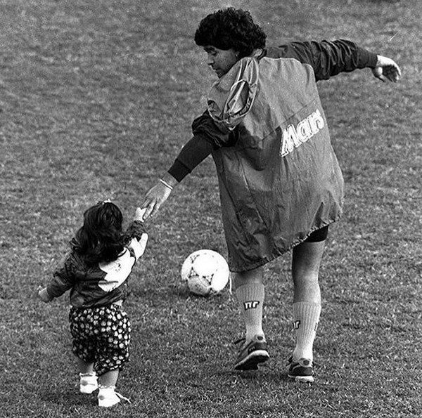 A foto de infância compartilhada por Giannina Maradona mostrando ela e o pai, Diego Maradona, correndo em um campo de futebol (Foto: Instagram)