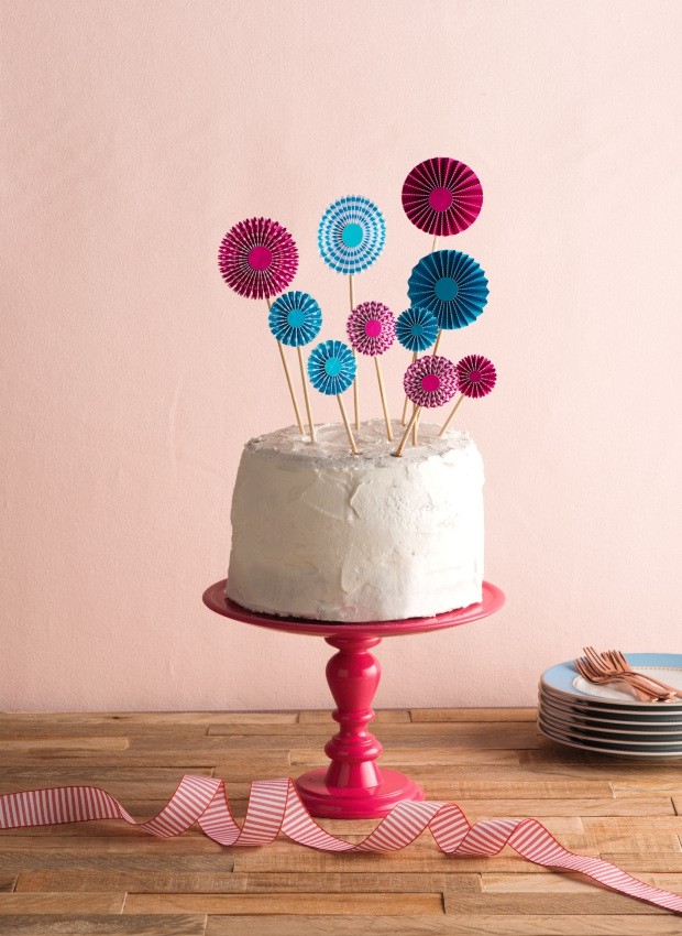 Bolo de chantilly com flores - Iza Bolos Decorados