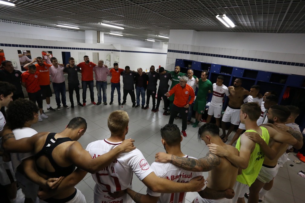 Técnico interino Odair Hellmann discursa aos jogadores após Inter confirmar acesso (Foto: Ricardo Duarte/Internacional)