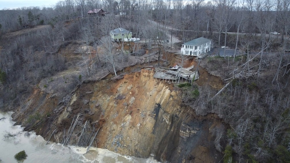 Casas desabaram em deslizamento de terra perto do rio Tennessee, nos Estados Unidos, após fortes chuvas no sábado (15) — Foto: Melvin Martin /Hardin County Fire Department, Savannah, Tenn. via AP