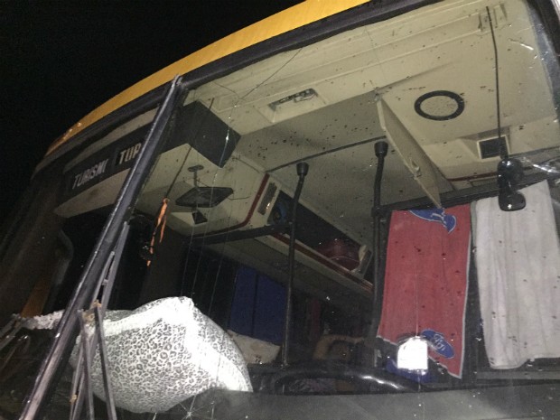 Foram identificadas racahadiras no para-brisa do ônibus (Foto: Divulgação/PRF)