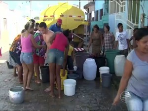 Sem água na torneira, moradores recorrem a carro pipa (Foto: Reprodução/ TV Santa Cruz)