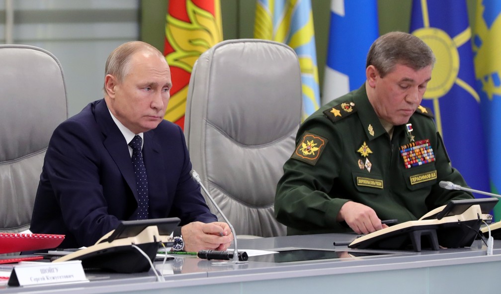 O presidente russo Vladimir Putin e o chefe das ForÃ§as Armadas da RÃºssia Valery Gerasimov supervisionam o teste do mÃ­ssil hipersÃ´nico Avangard nesta quarta-feira (26) â€” Foto: Mikhail Klimentyev, Sputnik, Kremlin Pool Photo via AP